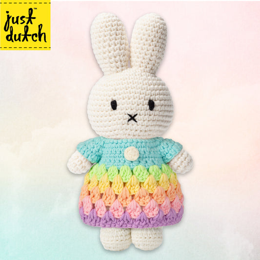 パステルドレスを着たミッフィーの編みぐるみ