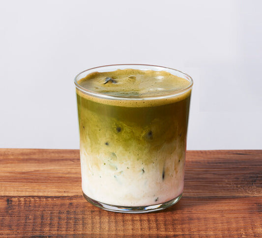 ミルクを注いで出来上がり!棒ほうじ茶ラテの素