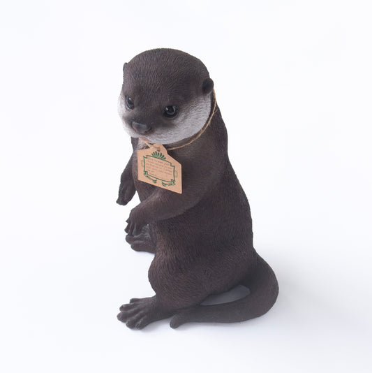 つぶらな瞳の、リアルなカワウソ貯金箱