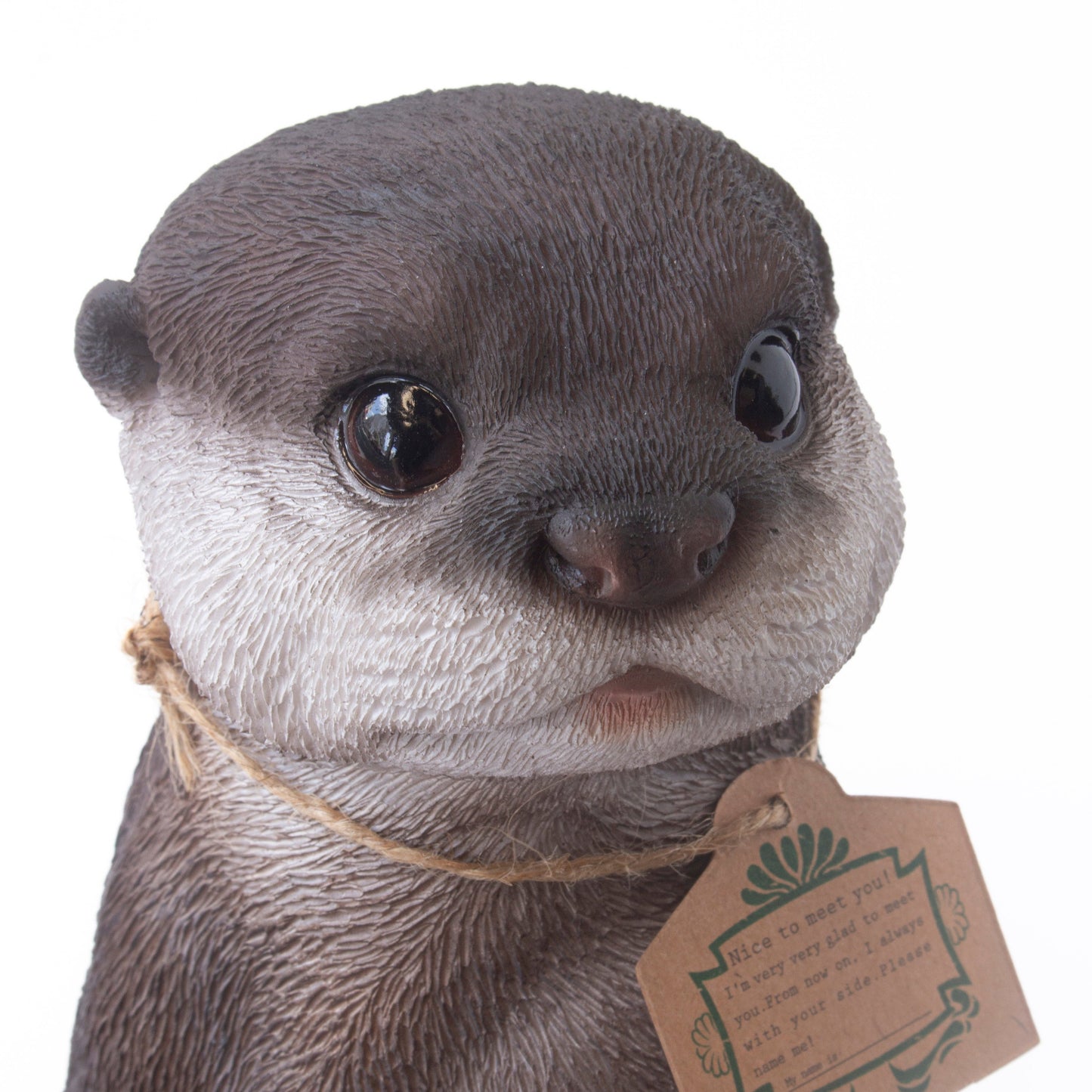つぶらな瞳の、リアルなカワウソ貯金箱