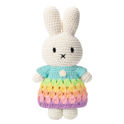 パステルドレスを着たミッフィーの編みぐるみ
