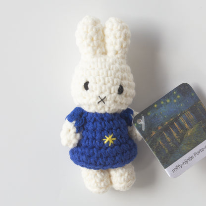 JUST DUTCH（ジャストダッチ） ゴッホ作「星月夜」（The Starry Night）をモチーフにしたミッフィーのあみぐるみキーチェーン バリエーション1番（実際に発送する商品）