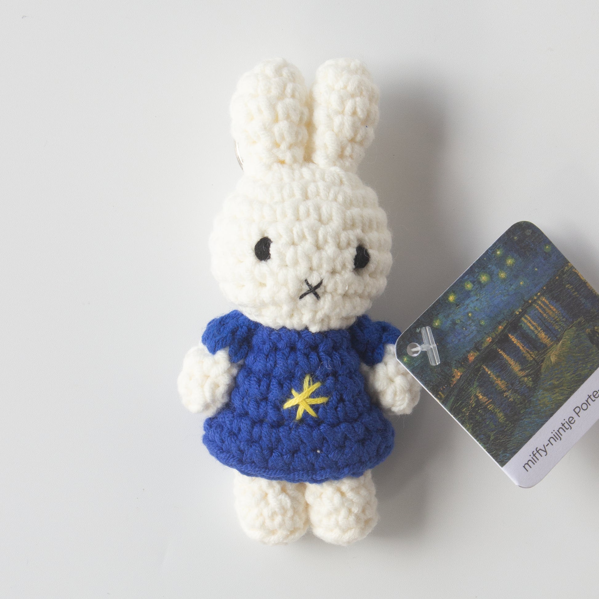 JUST DUTCH（ジャストダッチ） ゴッホ作「星月夜」（The Starry Night）をモチーフにしたミッフィーのあみぐるみキーチェーン バリエーション2番（実際に発送する商品）