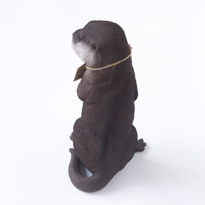 つぶらな瞳の、リアルなカワウソ貯金箱　