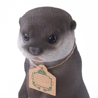 つぶらな瞳の、リアルなカワウソ貯金箱　