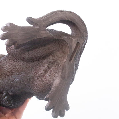 つぶらな瞳の、リアルなカワウソ貯金箱　