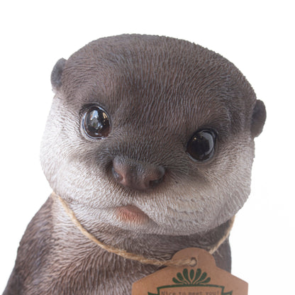 つぶらな瞳の、リアルなカワウソ貯金箱　