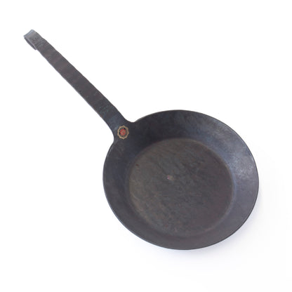 ドイツが誇る、無骨な鉄のフライパン