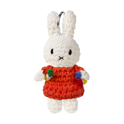 絵本「Miffy the artist」モチーフのドレスを着た、Just Dutchのミッフィーあみぐるみキーチェーン