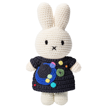 ワシリー・カンディンスキーの「Several Circles（いくつかの円）」をモチーフにした、Just Dutchのミッフィーあみぐるみ