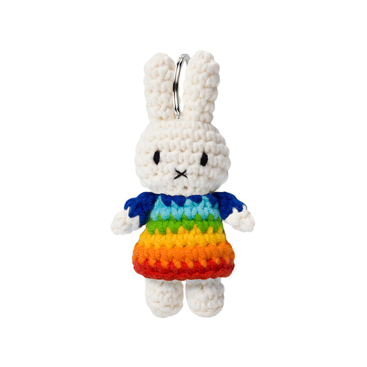 JUST DUTCHのミッフィーが、レインボーの服を着ている、あみぐるみのキーホルダーです。
